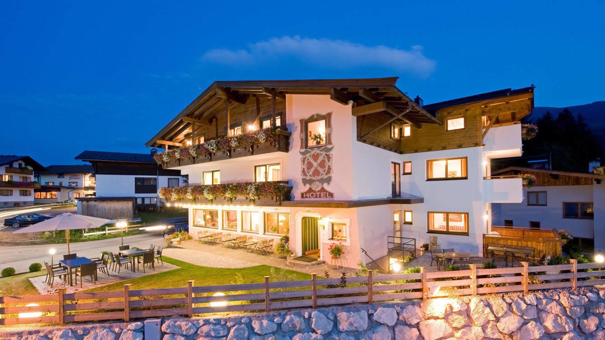 Landhotel Foehrenhof エルマウ エクステリア 写真